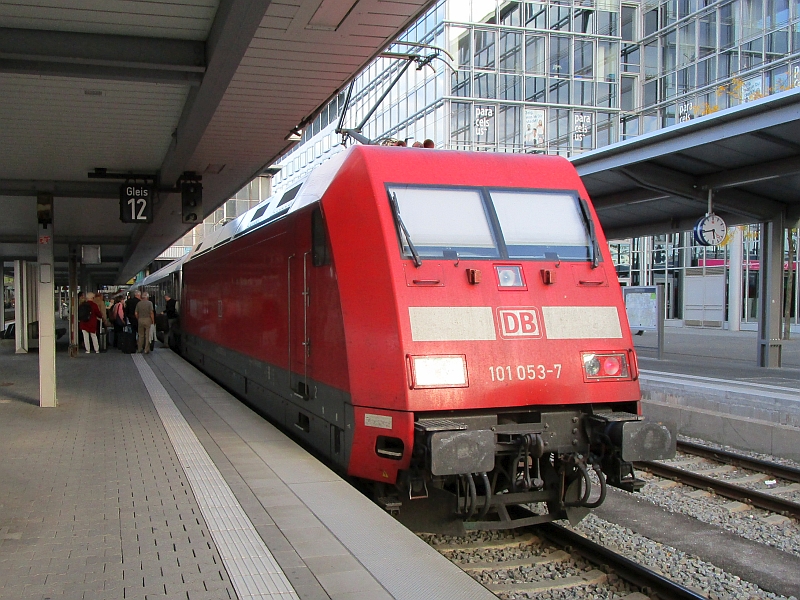 Lok der Baureihe 101 vor dem Eurocity 216 in München