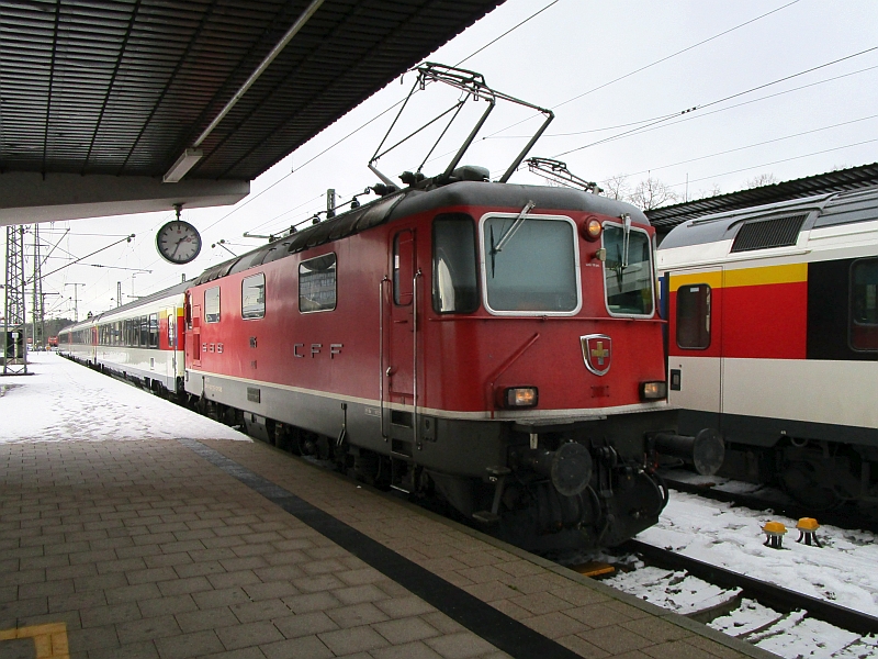 Einfahrt des Intercity Zürich-Stuttgart in den Bahnhof Singen