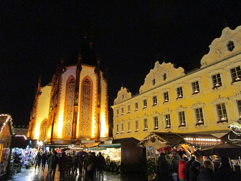 Weihnachtsmarkt vor dem Falkenhaus in Würzburg