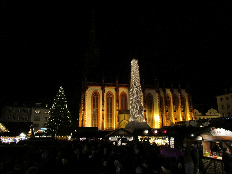 Weihnachtsbaum und Obelisk vor der Marienkapelle Würzburg