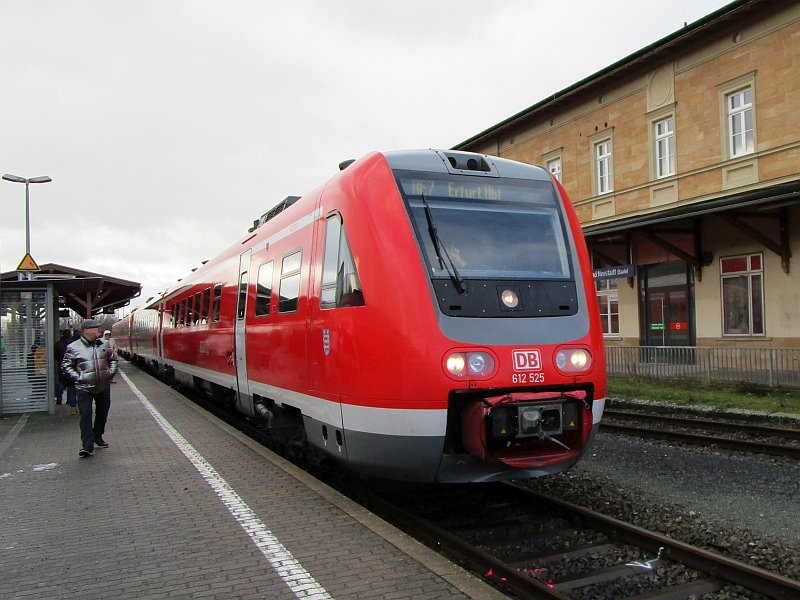 Einfahrt eines Dieseltriebzugs der Baureihe 612 in den Bahnhof Bad Neustadt