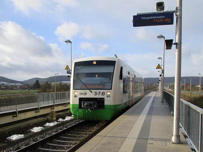 Einfahrt eines Regioshuttle-Dieseltriebwagens der Süd-Thüringen-Bahn in Grimmenthal