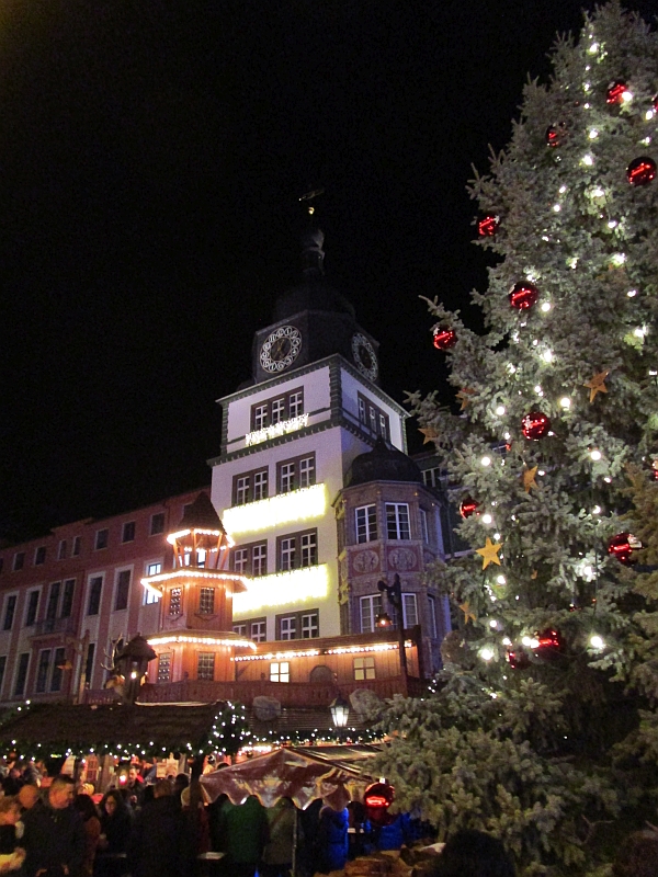 Weihnachtsmarkt vor dem Rathaus von Rudolstadt