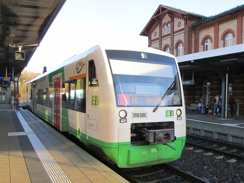 Regioshuttle-Dieseltriebwagen der Erfurter Bahn im Bahnhof Jena West