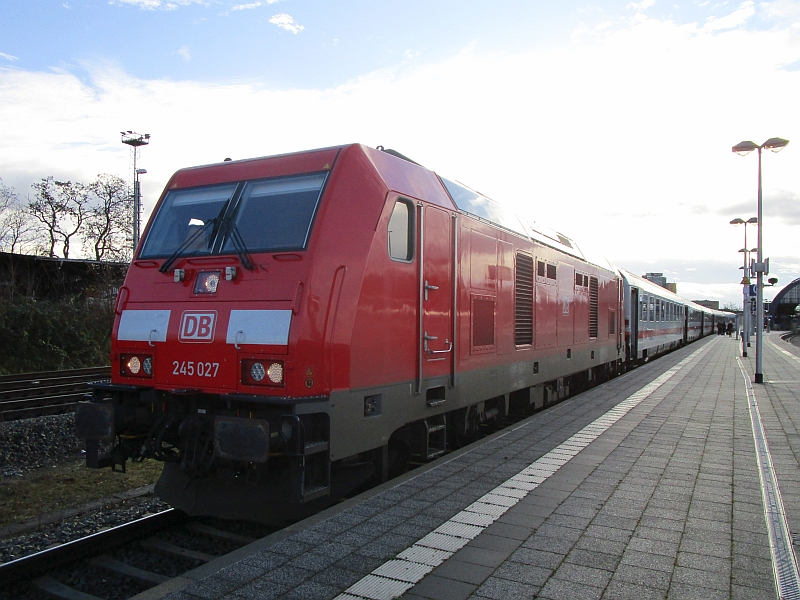Intercity mit Diesellok der Baureihe 245 im Hauptbahnhof Gera