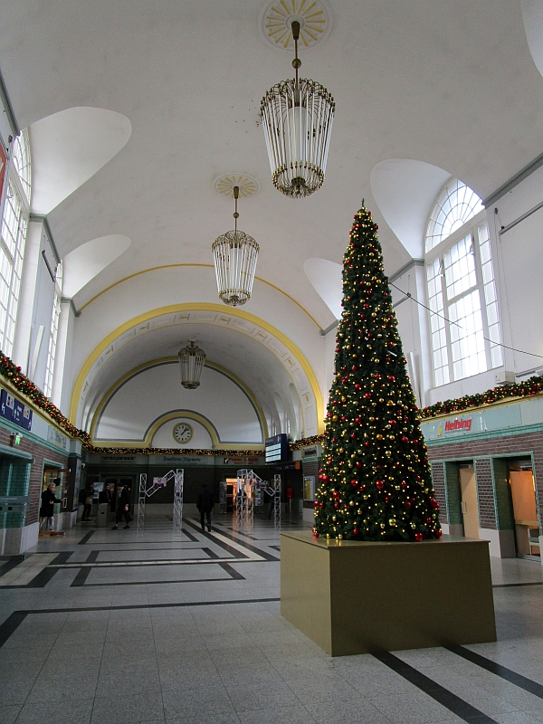 Weihnachtsbaum in der Empfangshalle des Bahnhofs Weimar