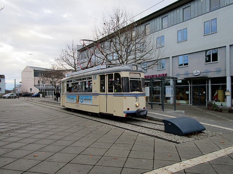 Naumburger Straßenbahn auf dem Bahnhofsvorplatz