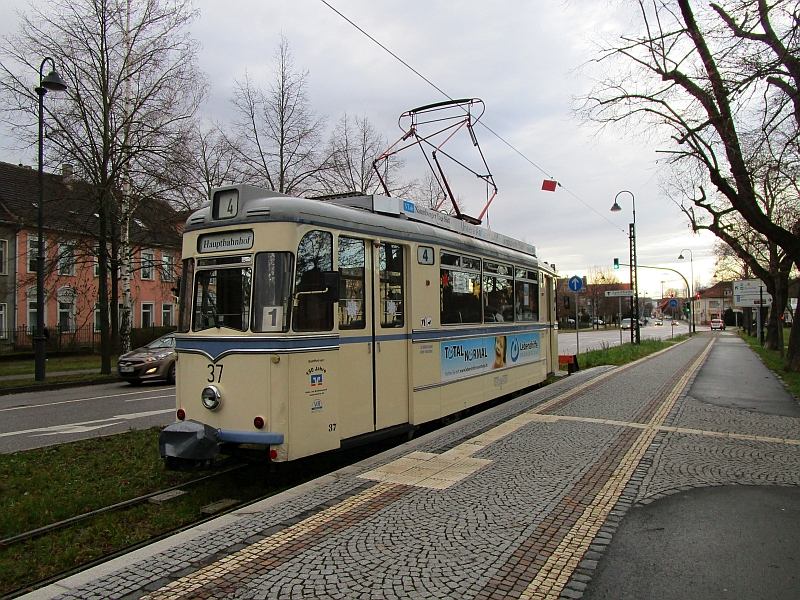 Straßenbahn an der Endhaltestelle Salztor Naumburg