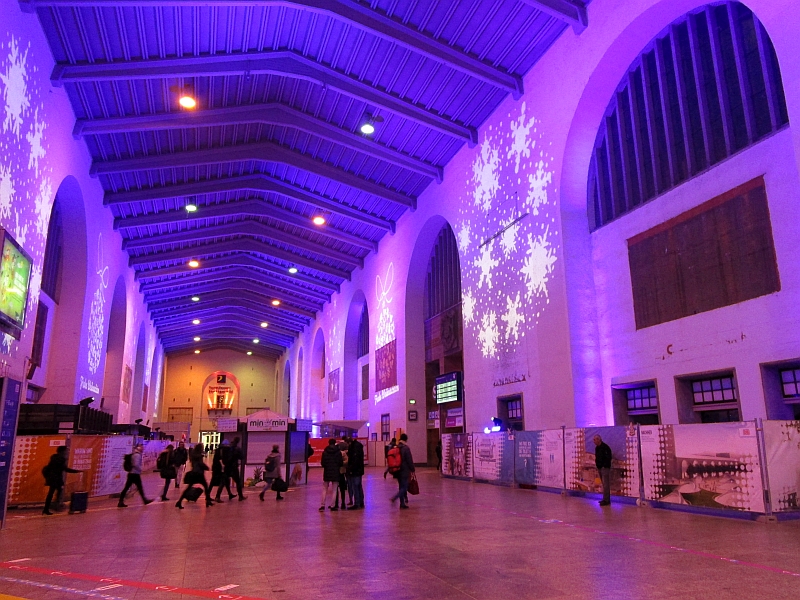 Weihnachtlich illuminierte Halle am Stuttgarter Hauptbahnhof