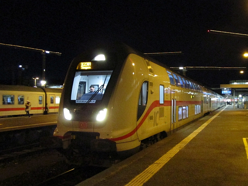 IC2-Zug im Hauptbahnhof Stuttgart