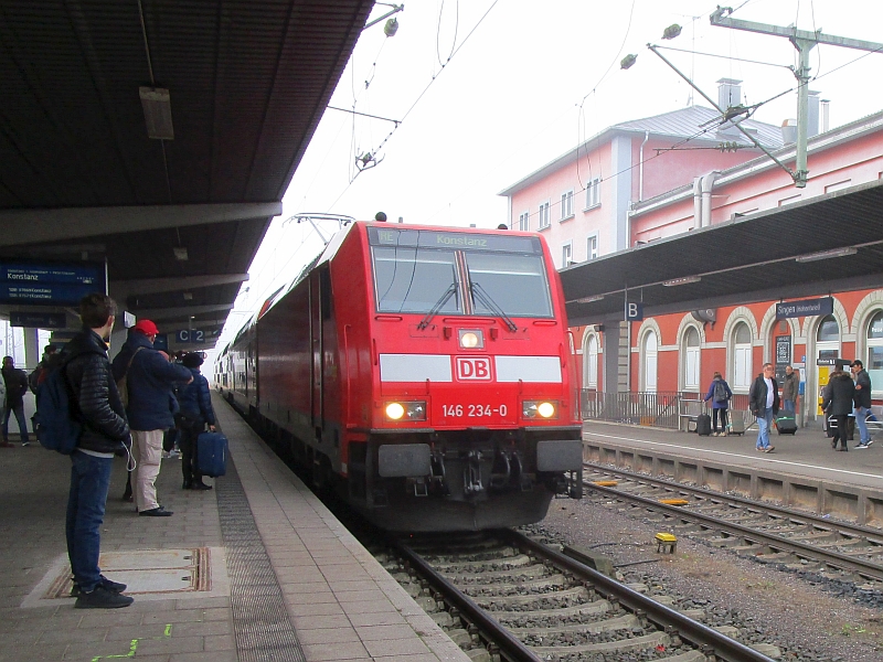 Einfahrt eines Zugs der Schwarzwaldbahn in den Bahnhof Singen