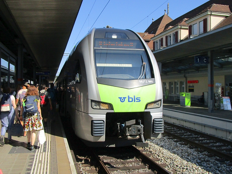 Mutz-Doppelstocktriebzug der BLS im Bahnhof Spiez