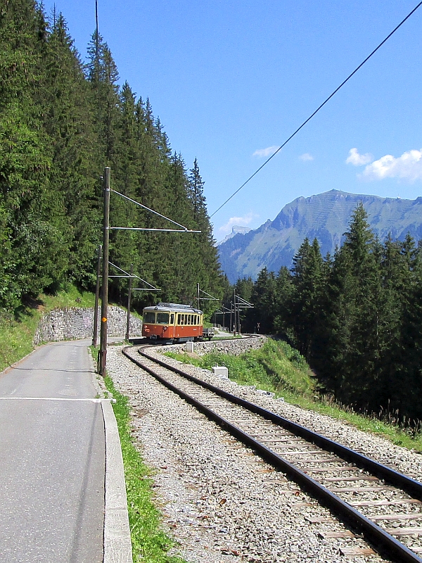 Zug der Mürrenbahn auf der Fahrt zur Station Grütschalp