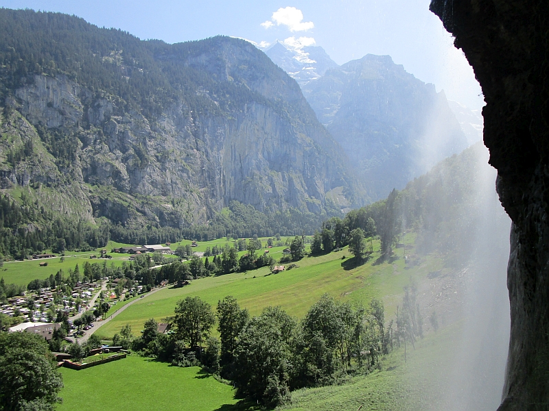 Blick ins Lauterbrunnental von der Felsgalerie hinter dem Staubbachfall