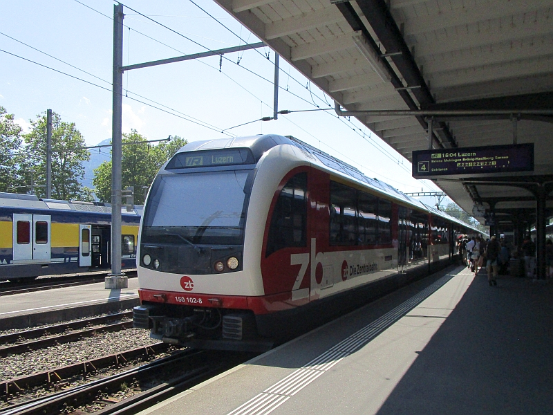 Adler-Triebzug der Zentralbahn im Bahnhof Interlaken Ost