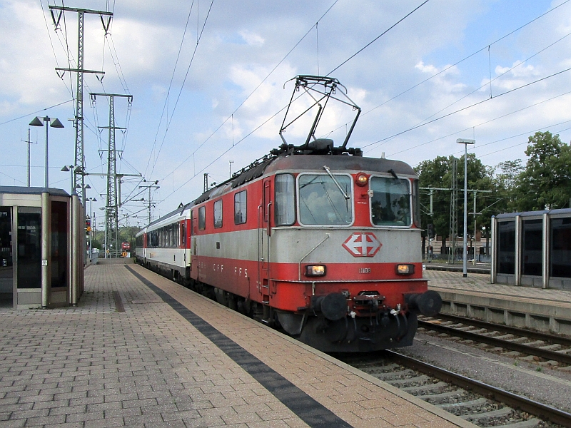 Einfahrt eines Intercity aus Zürich in den Bahnhof Singen