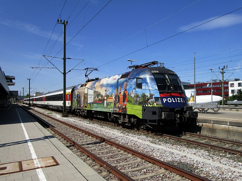 Intercity mit Polizei-Werbelok im Bahnhof Böblingen