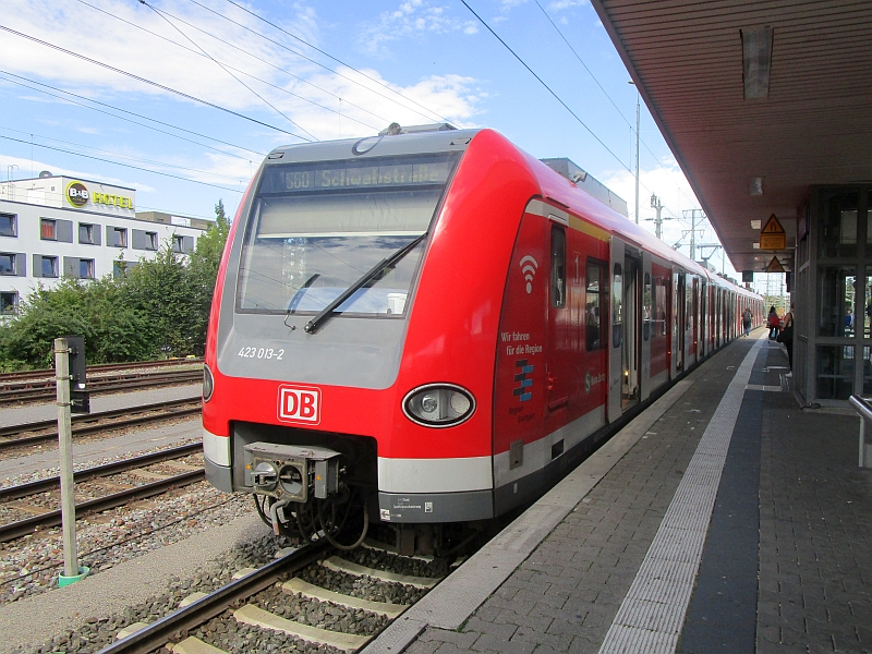 Triebzug der S-Bahn Stuttgart im Bahnhof Böblingen