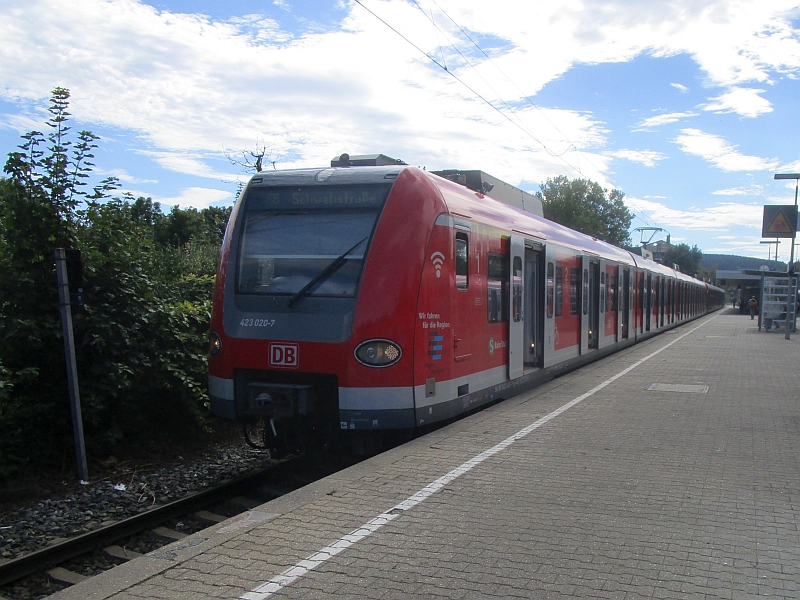S-Bahn im Bahnhof Weil der Stadt