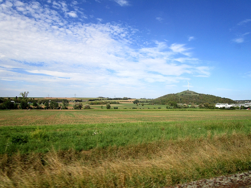 Blick von der S-Bahn auf den Hügel 'Grüner Heiner'
