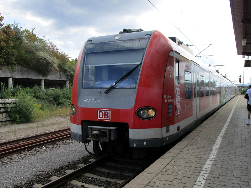 Einfahrt einer S-Bahn in den Bahnhof Korntal