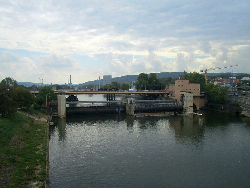 Blick vom Zug auf die Neckar-Staustufe Bad Cannstatt