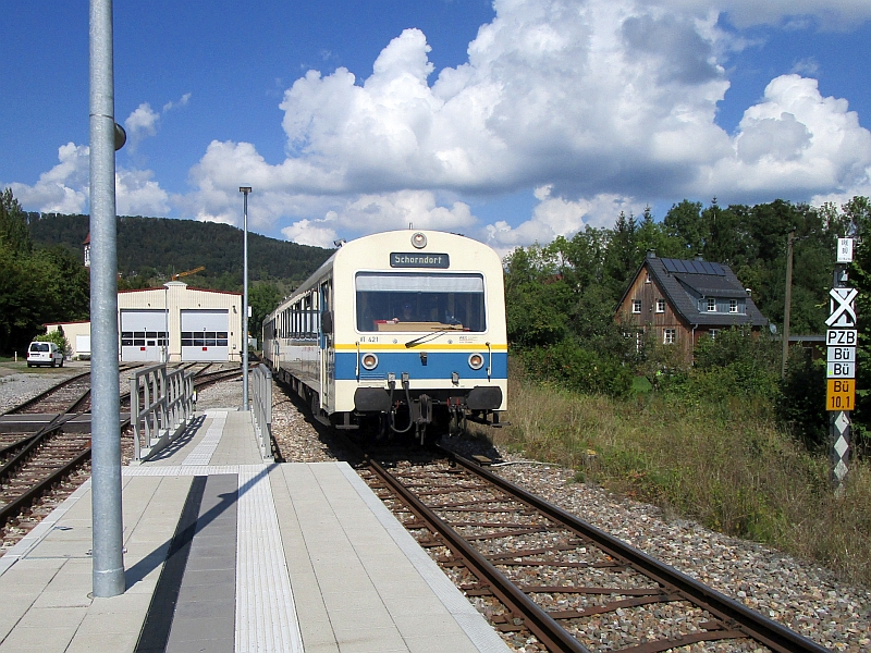 Einfahrt eines NE 81-Triebwagens in den Bahnhof Rudersdorf