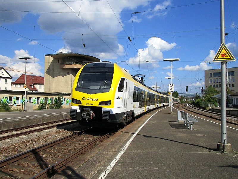 Einfahrt eines Flirt-Triebzugs von Go-Ahead in den Bahnhof Schorndorf