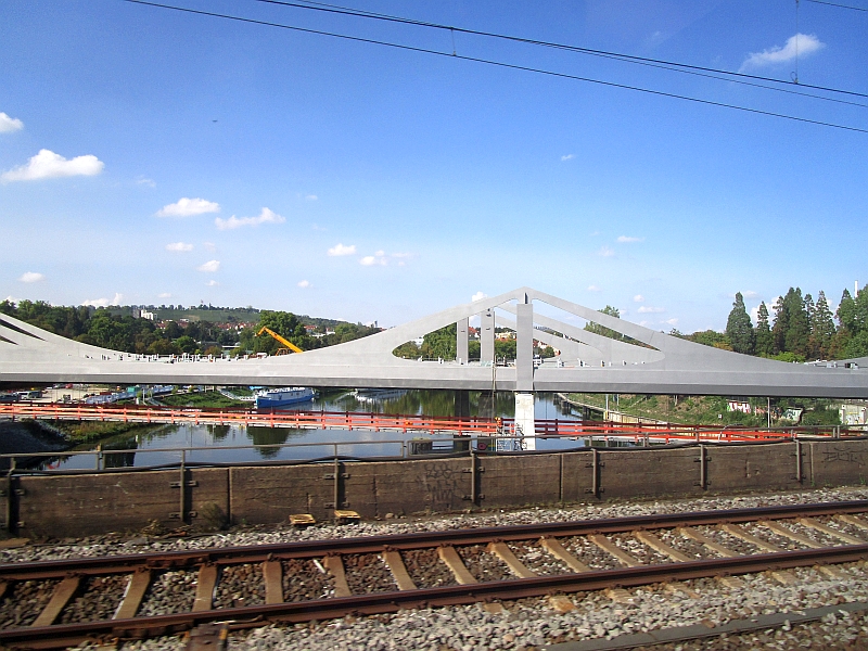 Blick vom Zug auf die neue Neckarbrücke