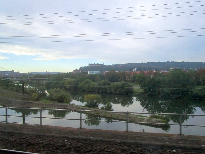 Blick vom Zug über den Main zur Festung Marienberg
