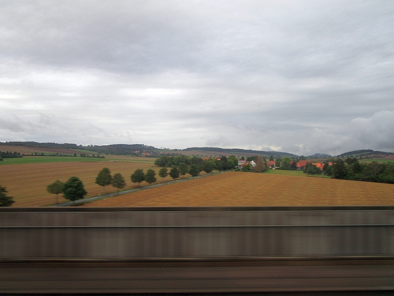 Blick aus dem Zugfenster bei der Fahrt durch Niedersachsen