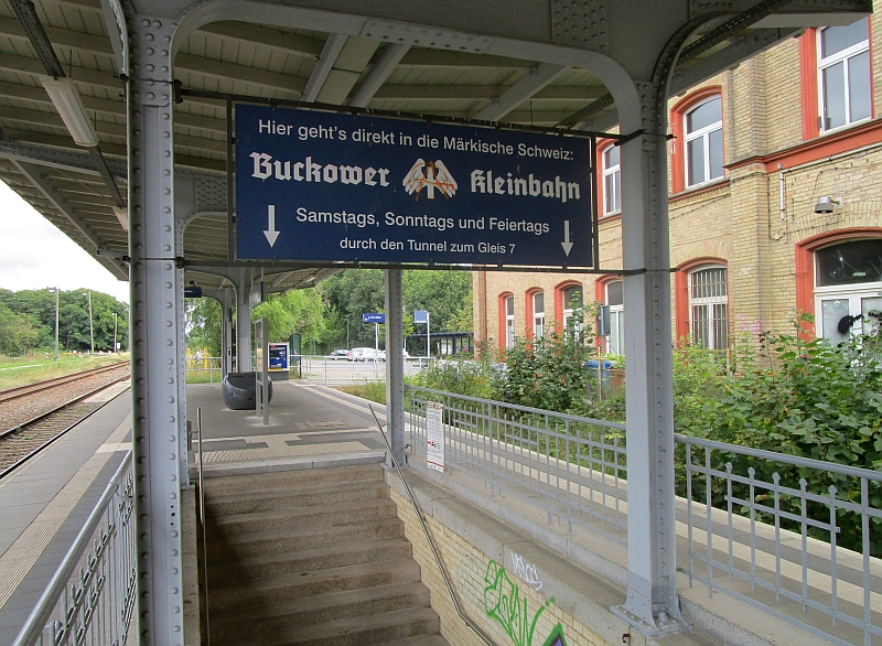 Wegweiser zur Buckower Kleinbahn am Bahnhof Müncheberg