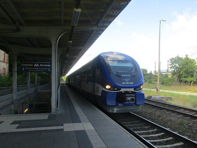Einfahrt eines Link-Triebzugs der NEB in den Bahnhof Müncheberg