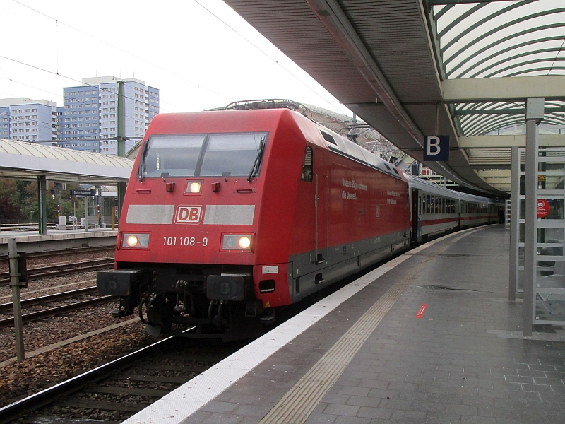 Lokomotive der Baureihe 101 vor dem Intercity Berlin-Amsterdam