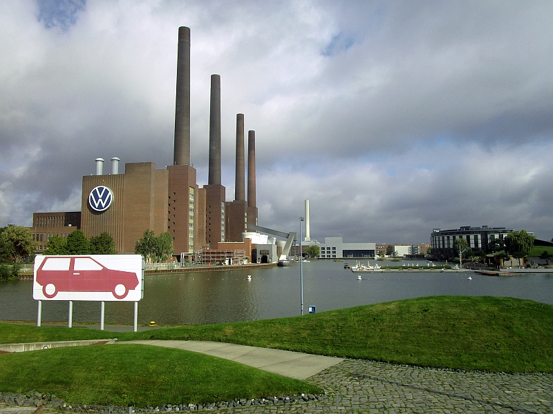 Halt in Wolfsburg mit Blick über den Mittellandkanal zum VW-Werk