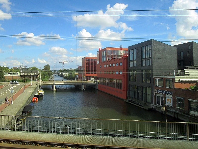 Bahnstrecke über den Kanal Nieuwe Vaart in Amsterdam
