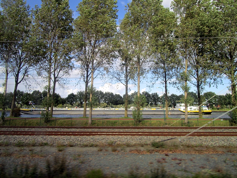 Blick vom Zug zum Amsterdam-Rhein-Kanal (Amsterdam-Rijnkanaal)