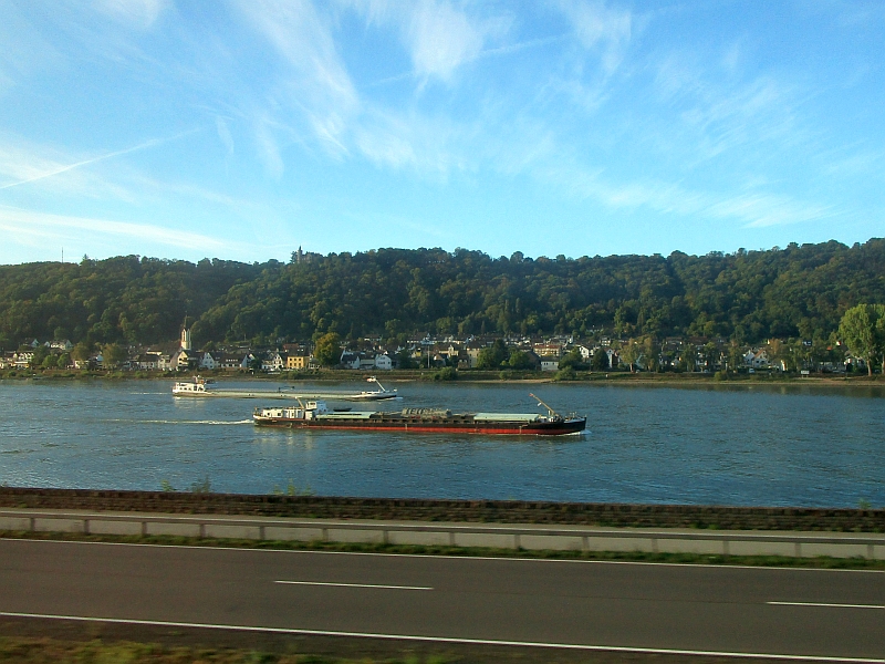 Fahrt am Rhein mit Blick auf Osterspai