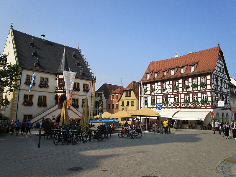 Marktplatz mit Rathaus Volkach