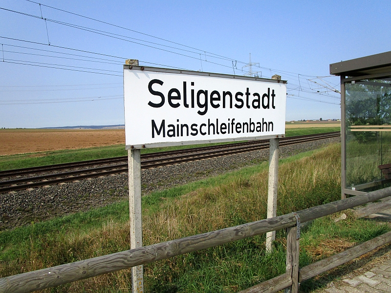 Haltepunkt Seligenstadt Mainschleifenbahn neben der Hauptstrecke