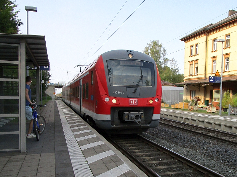 Einfahrt eines Triebzugs der Baureihe 440 in den Bahnhof Seligenstadt