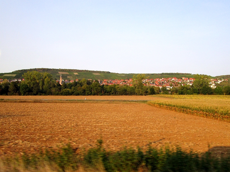 Blick vom Zug auf den Weinort Eibelstadt