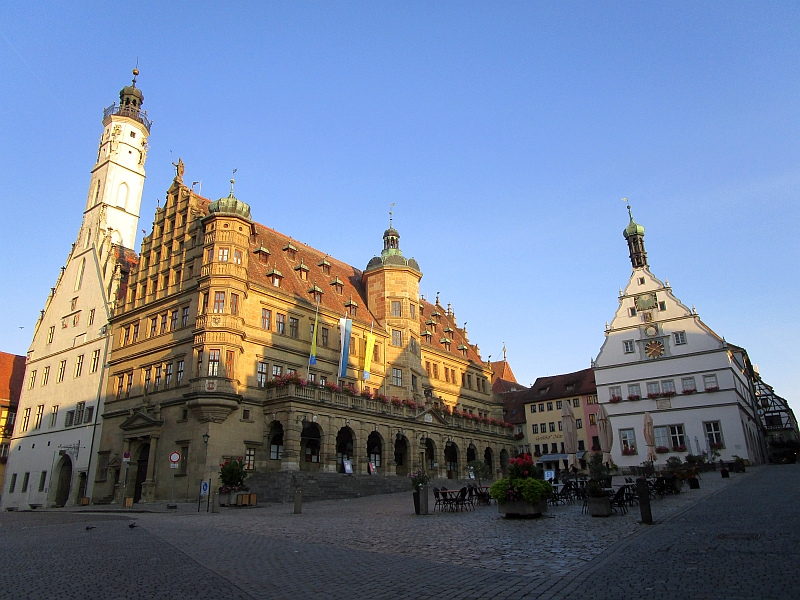 Rathaus Rothenburg ob der Tauber, rechts die Ratstrinkstube