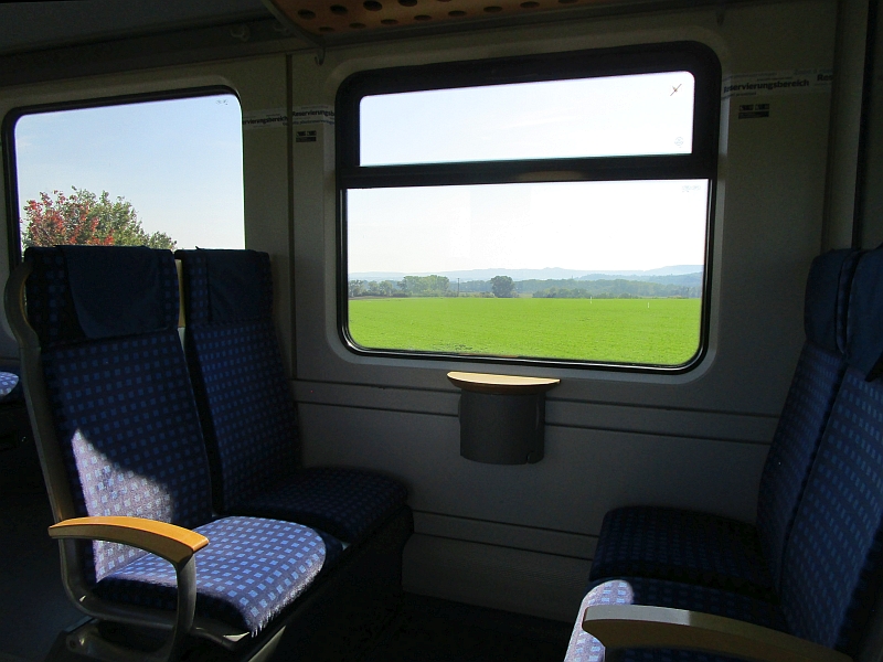 Blick aus dem Zugfenster des Triebzugs der Baureihe 426