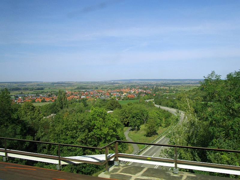 Blick vom Zug über die Landschaft der Windsheimer Bucht