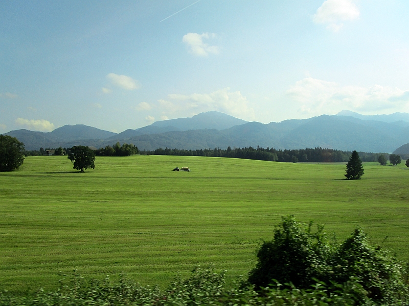 Fahrt durch den Chiemgau mit Blick zu den Chiemgauer Alpen