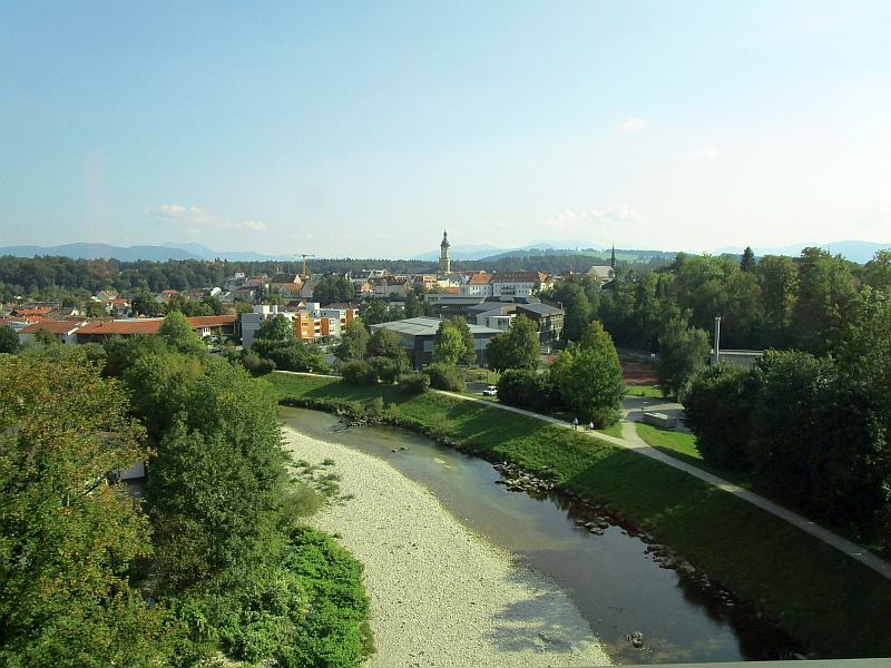 Blick vom Zug auf die Altstadt von Traunstein