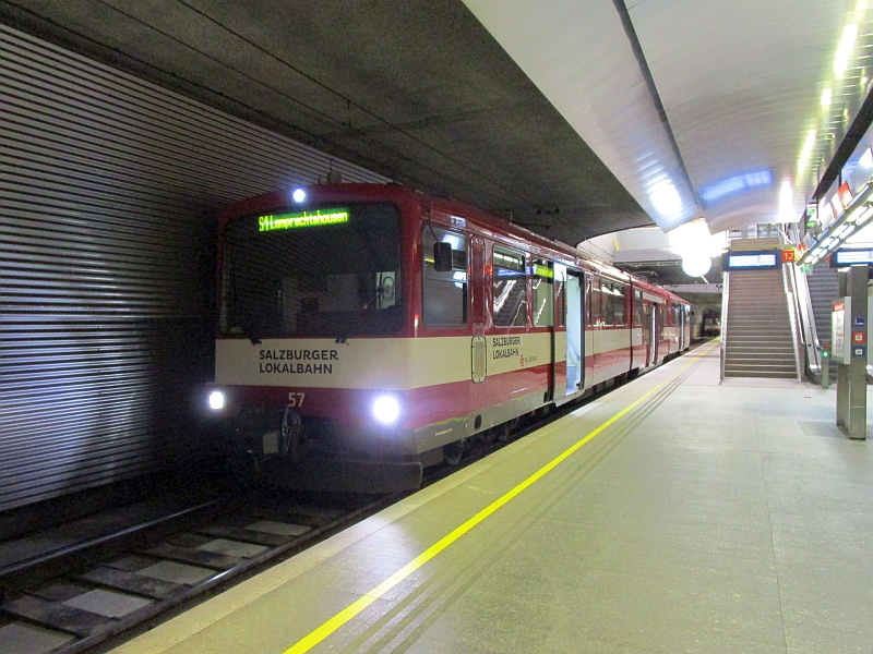 Zug der Salzburger Lokalbahn im Tiefbahnhof des Salzburger Hauptbahnhofs