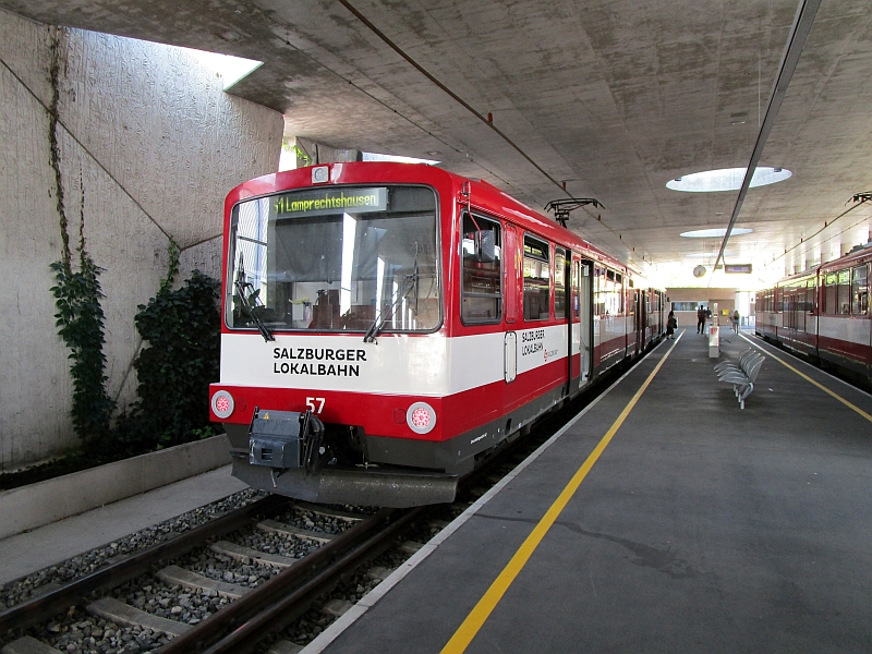 Zug der Salzburger Lokalbahn in der Endstation Lamprechtshausen