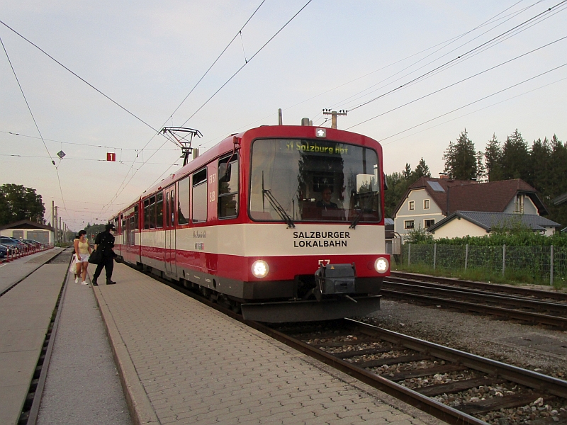 Einfahrt eines Triebzugs der SLB in den Bahnhof Bürmoos